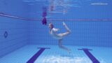 Elena proklova展示了一个人在游泳池里一个人是多么性感 snapshot 13