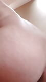 Shemale Rin naakt lichaam toont haar grote kont en laat veel sperma los nadat ze is gecreampied snapshot 1