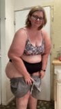 一个害羞甜美的快乐超级肥胖的白人女性展示她的丰满曲线 snapshot 3