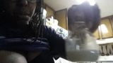 Eboni memerah susu dari buah dada hitam besarnya untuk youtube snapshot 13