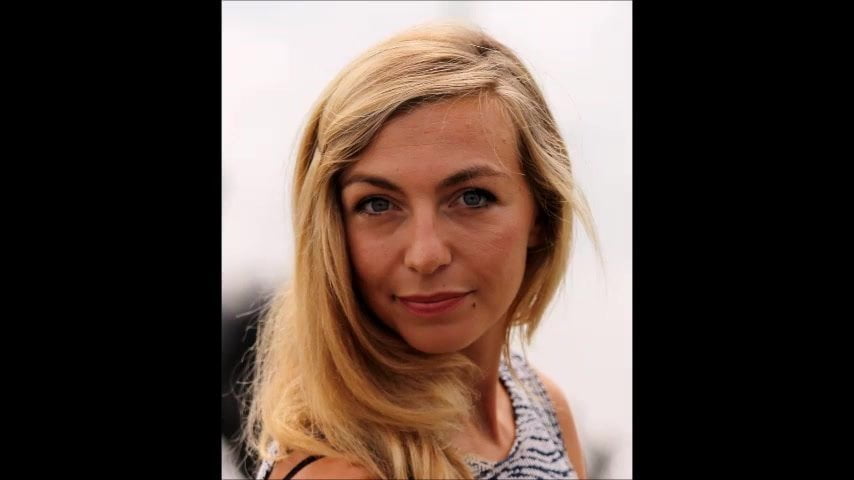 Amelie Etasse tisztelgő lány