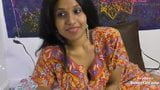Desi Bhabhi Stiefmutter spielt Orgasmus snapshot 10