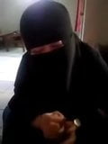 Buena niqab esposa da masturbación con la mano snapshot 3