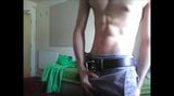 Chico en forma con una gran polla de abdominales masturbándose en la webcam snapshot 2