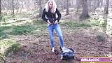 Sexy Elise in het bos snapshot 3