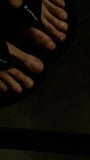 Düşük ışıklı halka açık kaldırımda ayak parmaklarını gösteren Ouchee snapshot 2