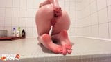 Une bombasse encule un gode et se masturbe la chatte sous la douche snapshot 7