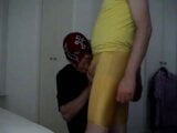 Viene ritoccato e annusato il culo in lycra spandex giallo snapshot 5