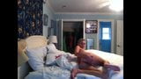 Danielle Lankey se desnuda y juega en la cama snapshot 8