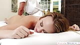 Sexy blonde Alexis Adams heeft een massage en een lekkere lange lul nodig! snapshot 7