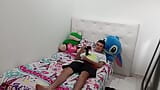 Eu me masturbo com as calcinhas da minha meia-irmã no quarto dela snapshot 4