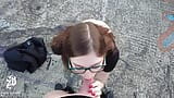 Outdoor, riesiger cumshot ins gesicht, voll auf der brille! snapshot 9