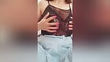 棕色头发，穿着蓝色裙子的年轻宝贝脱下胸罩，在视频中展示她的大胸部 - 豪华高潮 snapshot 9