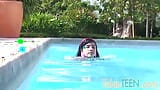 Tobie adolescente se masturbando ao ar livre à beira da piscina snapshot 8