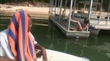 Mimi leva um pau preto em um barco snapshot 2