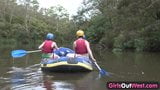 Menina peluda amadora dedada em trio de rafting snapshot 2