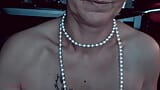 Éjaculation faciale en POV - une cougar mature dévergondée se fait arroser de sperme sur le visage et avale du sperme. snapshot 5