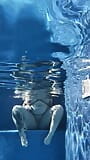 Madrasta mostra seus peitos enormes e buceta gorda na piscina snapshot 3