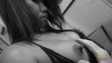 Una ragazza tailandese dall'aspetto esotico in lingerie sexy viene scopata e riceve un facciale snapshot 2