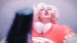 Vidéo selfie - femdom POV - baise avec gode ceinture - discours coquin grossier de la part d'une maîtresse blonde sexy en caoutchouc latex snapshot 14