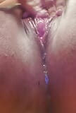 Ragazza con la figa bagnata ha orgasmo squirting snapshot 5