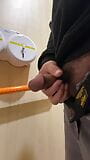Çinli genç adam tuvalette mastürbasyon yapıyor. snapshot 1