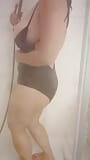 Una chica con un cuerpo de playboy a la que le gusta presumir en la ducha del hotel snapshot 2