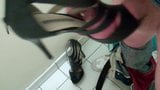 Sie fickt ihre Party-Riemchen-High Heels snapshot 1