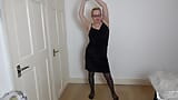 Baile de striptease sexy en vestido negro snapshot 1