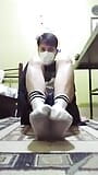 Slatki Tvink Miša pokazuje svoje prljave čarape i igra se sa prasićima pored stopala snapshot 2