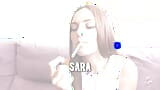 Sara é uma mulher adorável fumando. snapshot 1