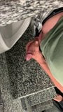 Une grosse bite se branle dans les toilettes de l&#39;aéroport snapshot 2