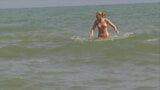 Une nana blonde exceptionnelle se caresse la chatte poilue sur la plage snapshot 1