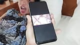 Elle regarde du porno au téléphone et se doigte - elle suce une bite et avale du sperme snapshot 9