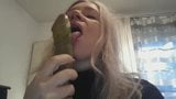 Bekiffte Schwiegermutter lutscht Dildo snapshot 5