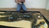 Latex-Catsuit-Puppe mit leerem Atemspiel snapshot 7