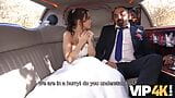 Vip4k. La novia permite que el marido la mire teniendo el culo marcado en la limusina snapshot 6