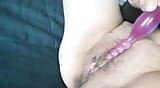 Milf masturbiert mit Dildo snapshot 3