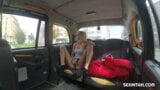 Heiße Blondine im Taxi ausgezogen snapshot 6