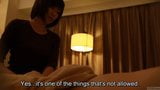 Une branlette dans un hôtel japonais sous-titrée mène au sexe en HD snapshot 3