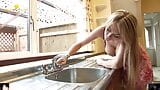 ช่างประปาซ่อมอ่างล้างจานในครัวของเธอ snapshot 1