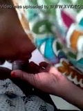 Indische moeder geeft pijpbeurt aan stiefzoon snapshot 4