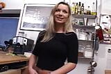 La super bionda tettona tedesca si diverte a masturbarsi in cucina snapshot 4