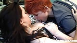 Sexy gostosa Georgia Jones beija lésbica Lily Cade snapshot 3