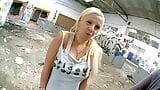 Blonde wird im verlassenen Ghettoblock gefickt snapshot 2