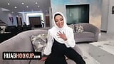 Chica conservadora en hijab no puede creer lo bien que se siente finalmente follar con su novio snapshot 4