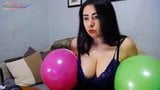 Ragazza con forme succose giocate con palloncini snapshot 2