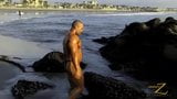 Muscle stud poseert op het strand snapshot 15