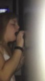 Söt fru suger bbc vid gloryhole snapshot 3