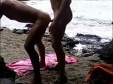 Follada caliente en la playa snapshot 16